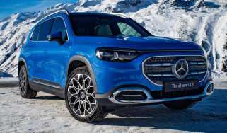 Mercedes GLB 2025 snow - front